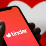 üzerinde tinder yazan bir cep telefonu fotoğrafı