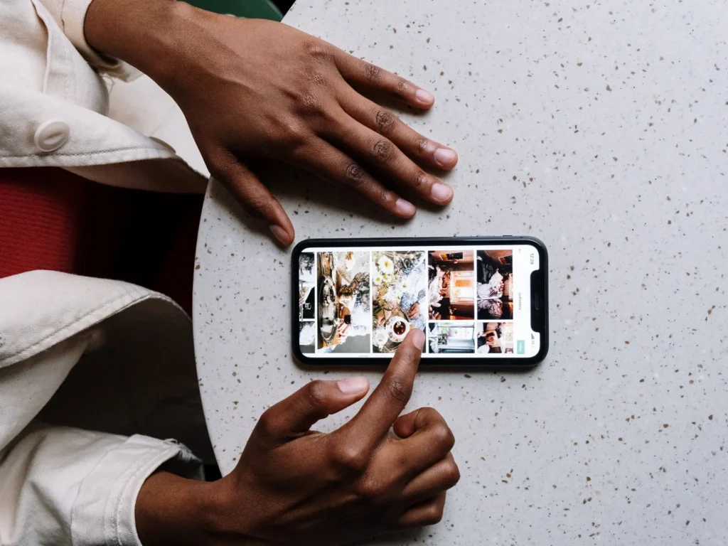 mujer jugueteando con su teléfono móvil